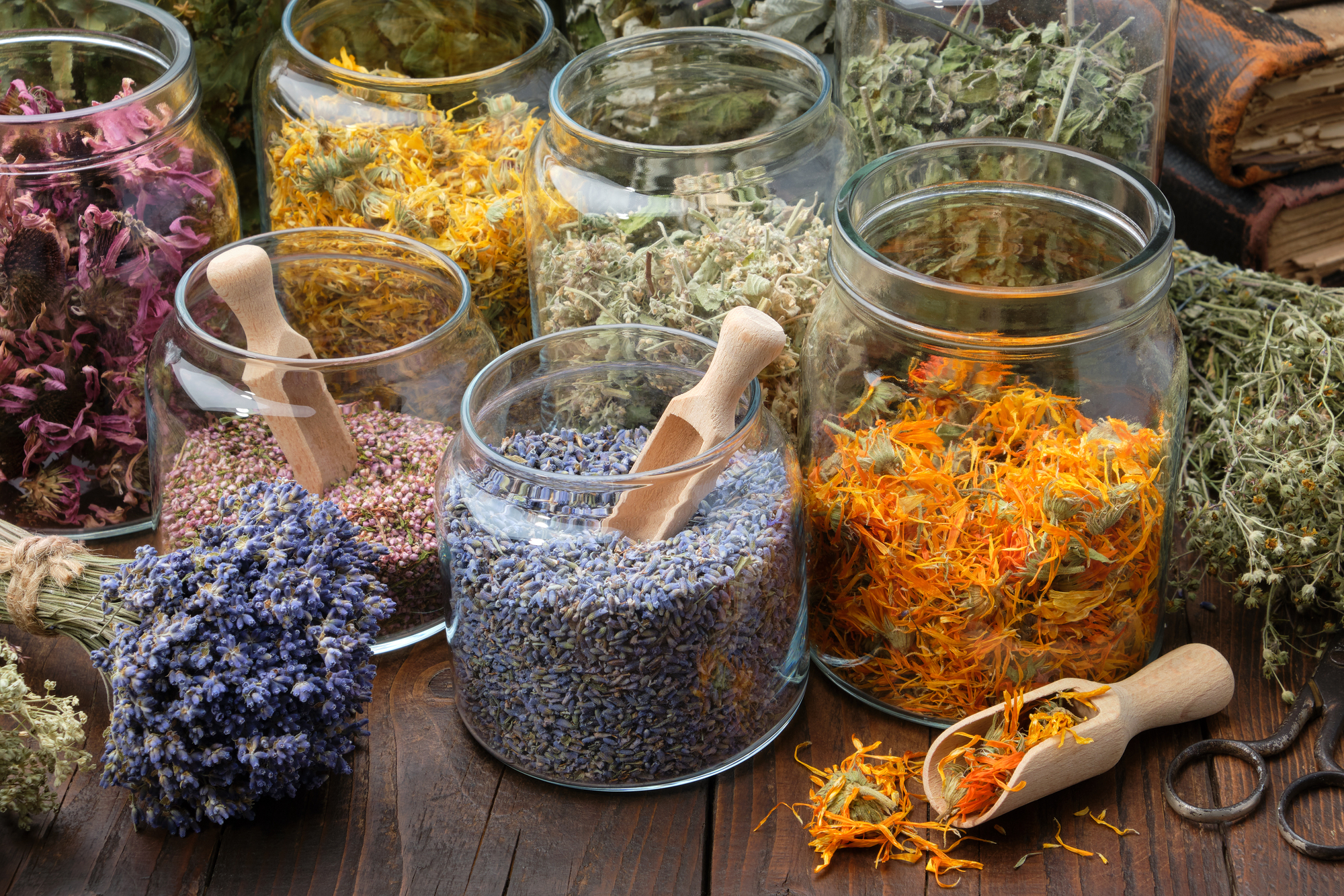 Dry lavender, rose and calendula flowers can be used for herbal medicine. 